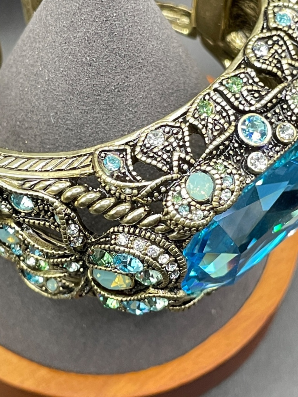 Heidi Daus Dazzling Damoiselle Chunky Statement Bracelet 6 3/4" - Picture 11 of 16